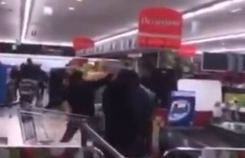 Coronavirus, prende a pugni filippino al supermercato: credeva fosse cinese